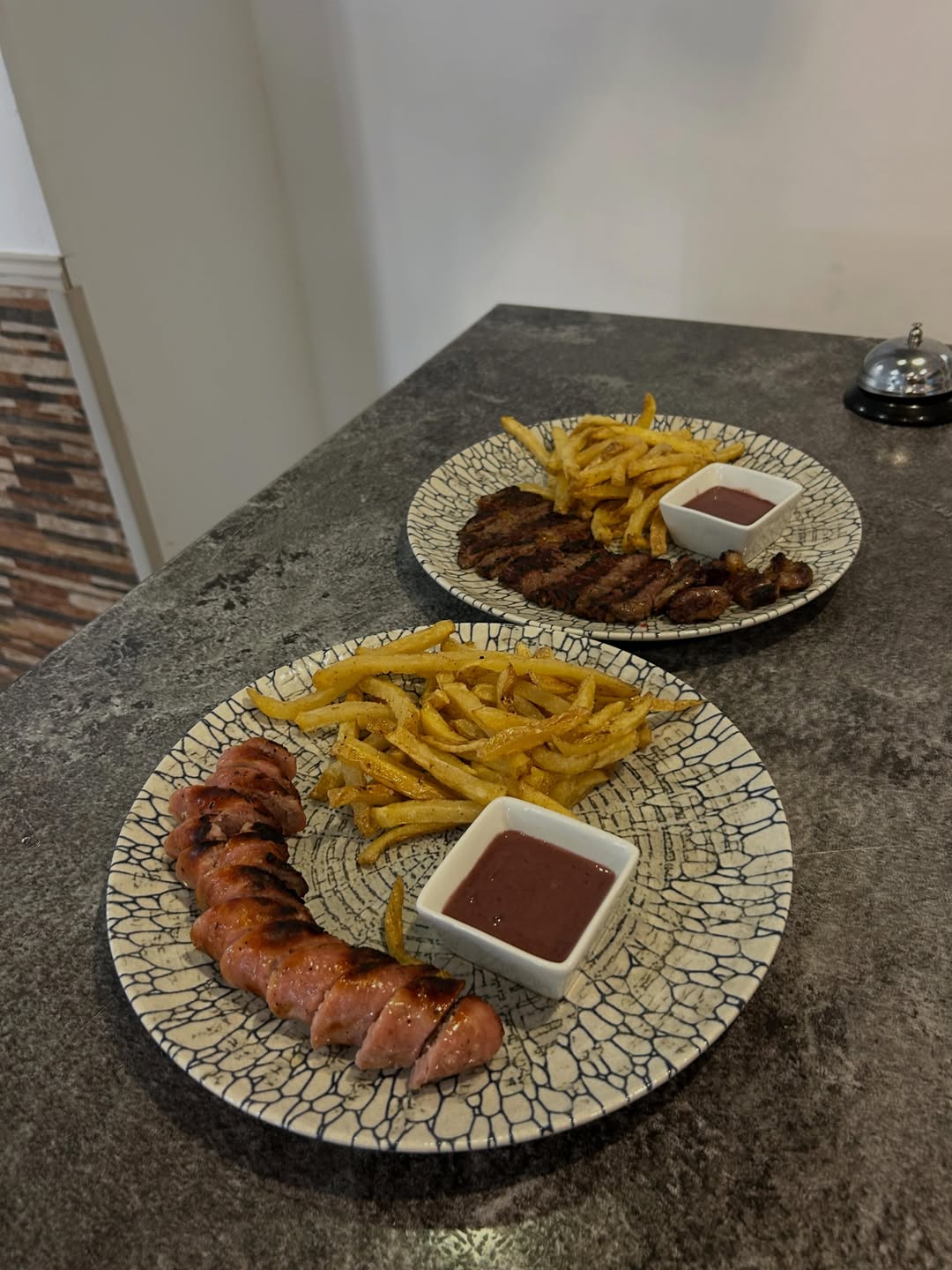 Botifarra a la brasa amb patates fregides