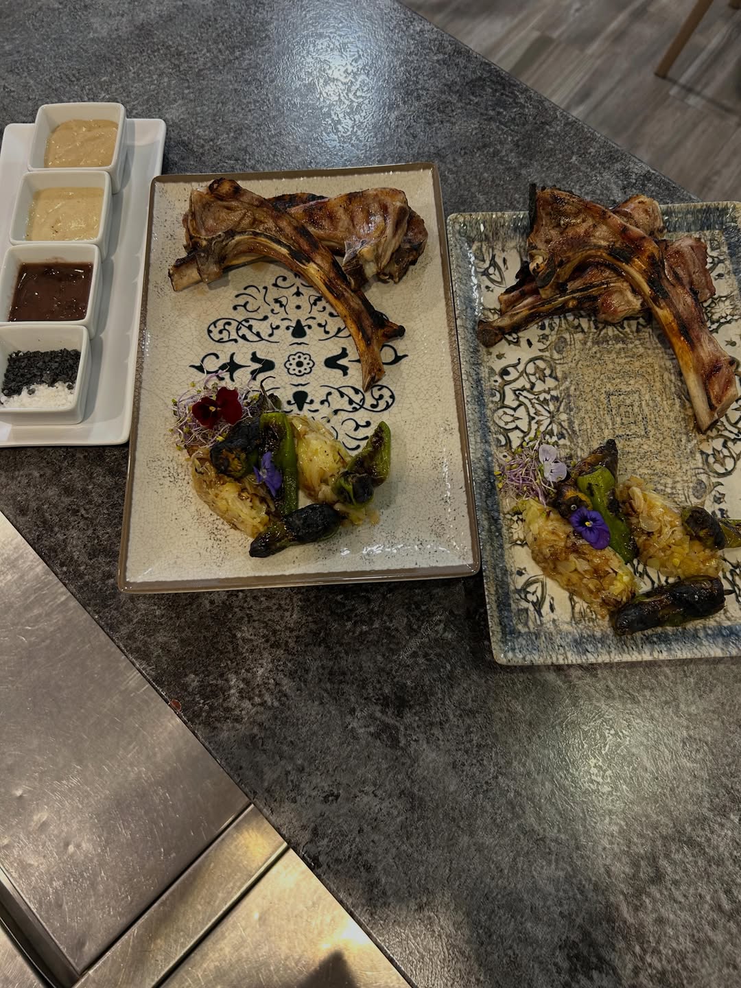 Costelles de xai a la brasa amb salses