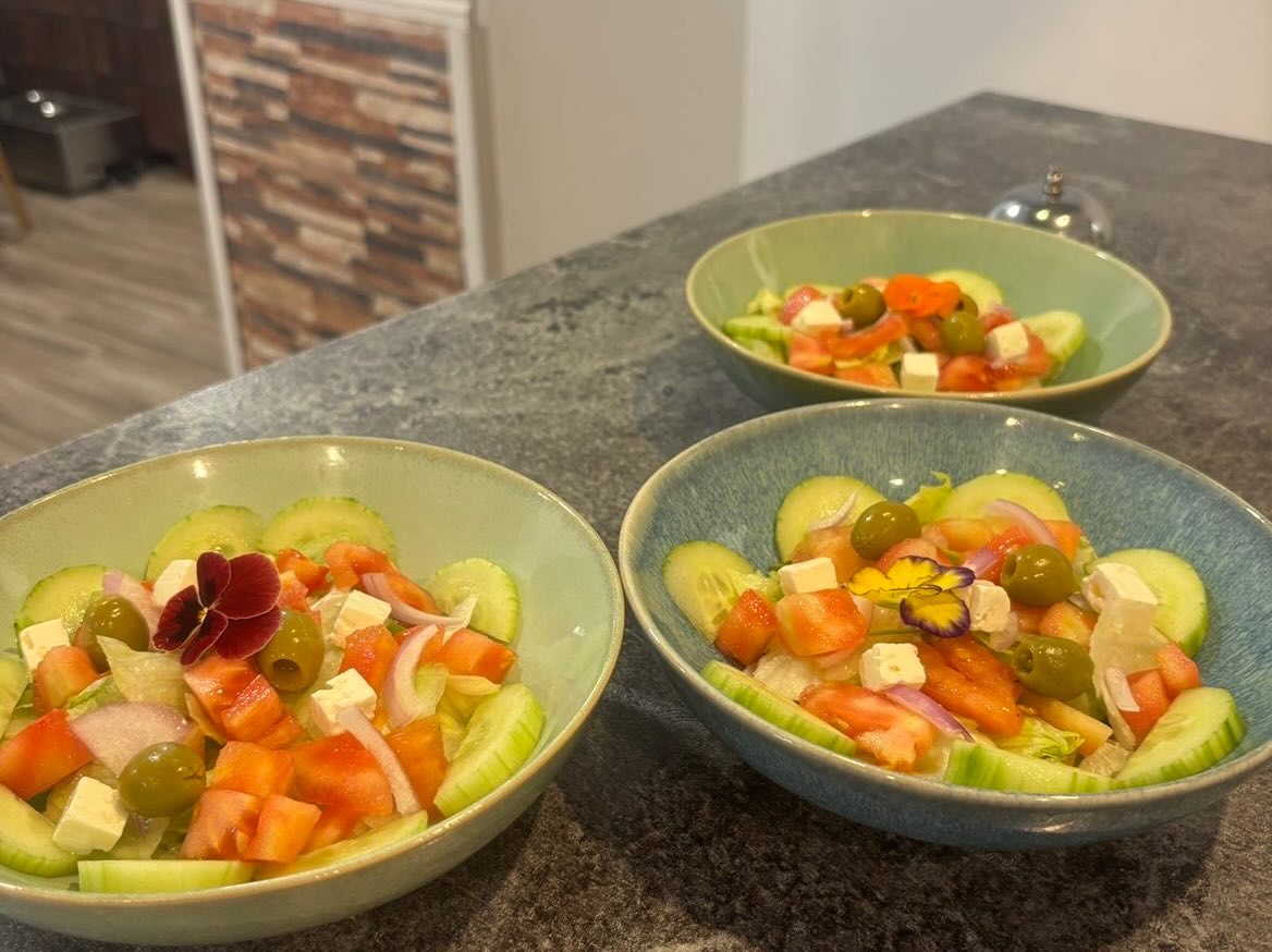 Amanides fresques de tomàquet, cogombre i olives