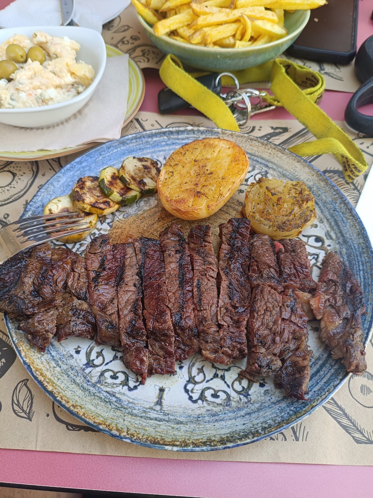 Entrecot a la brasa tallat amb verdures a la graella