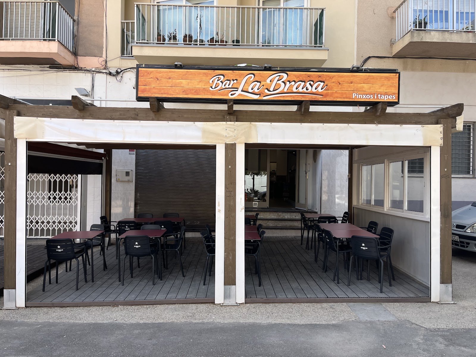 Façana i terrassa coberta del Bar La Brasa a la Plaça Catalunya