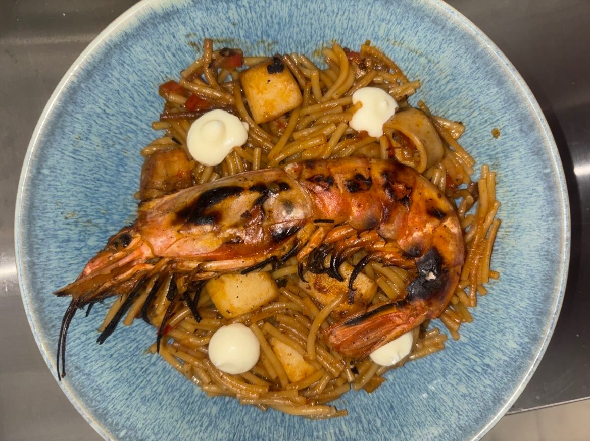 Fideuà amb llagostí a la brasa