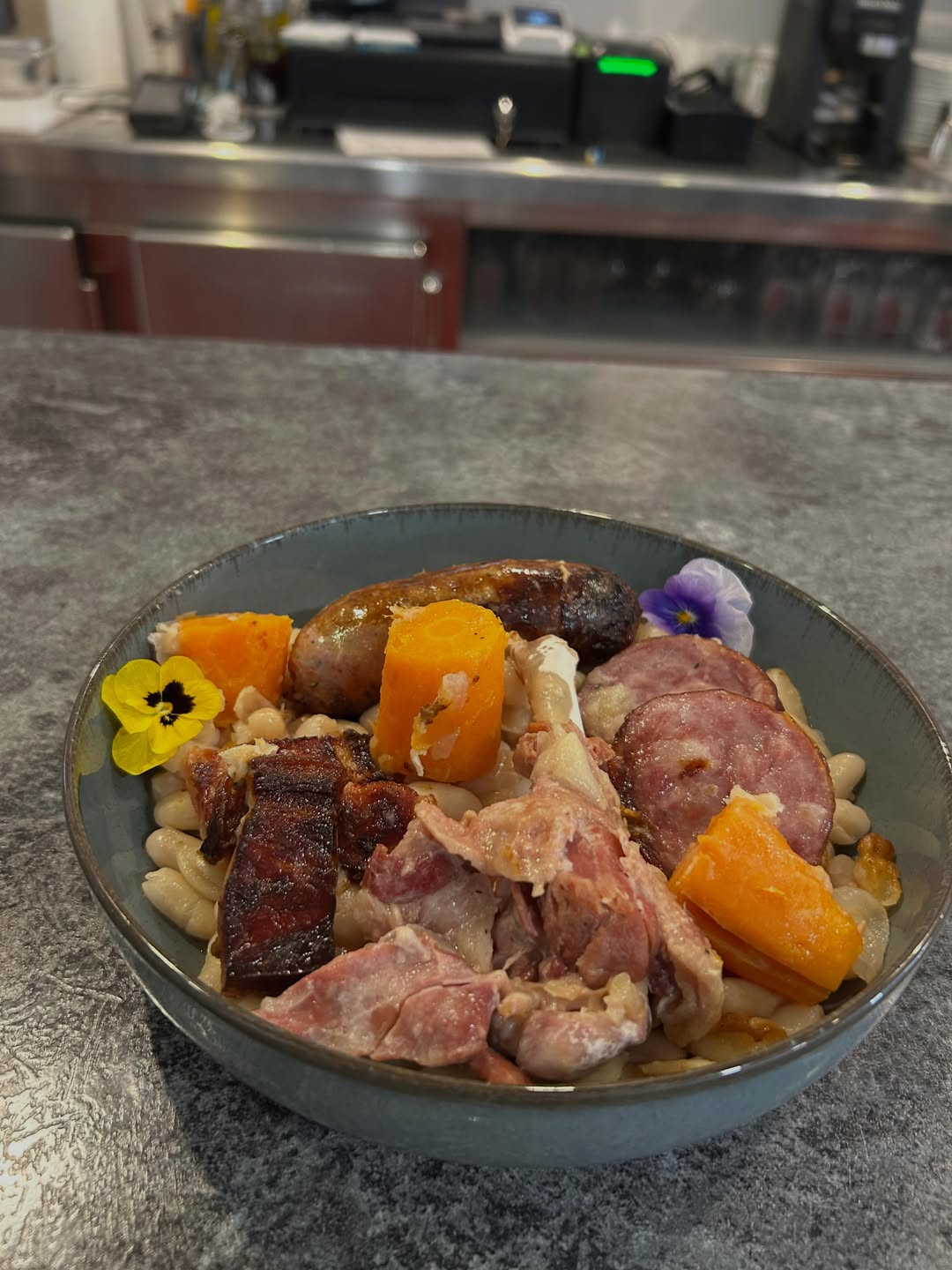Plat de cullera amb mongetes, botifarra i pastanaga