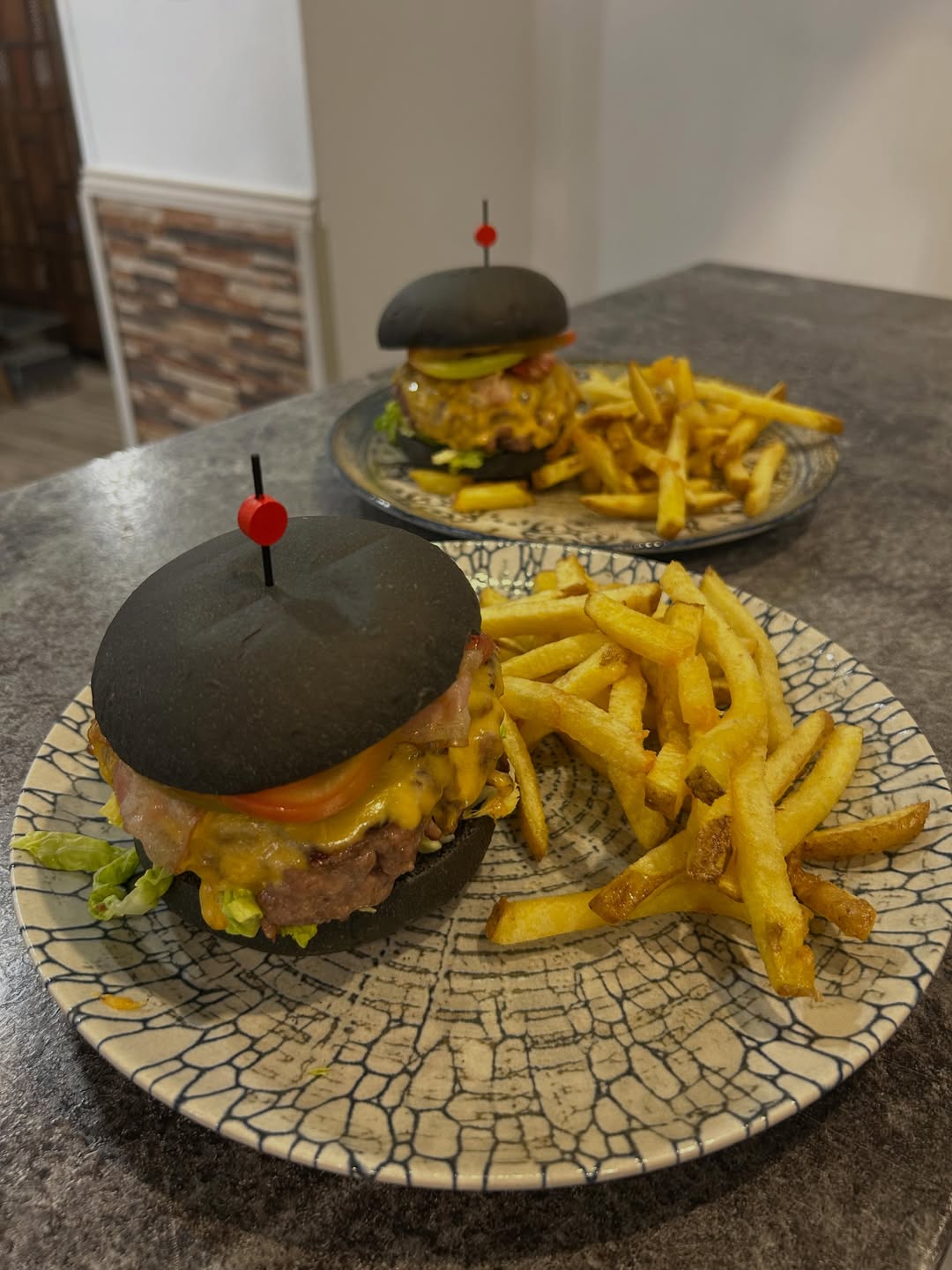 Hamburguesa de pa negre amb patates fregides