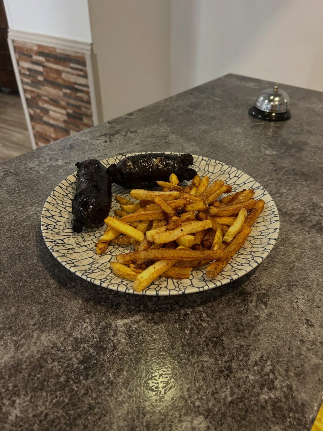 Botifarra negra de ceba a la brasa amb patates fregides